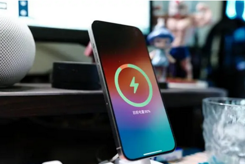 胡场镇苹果15换屏服务分享用什么充电器给iPhone15充电更好 